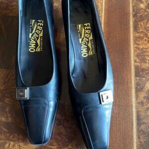 Salvatore Ferragamo Italy Made Womens 8 AA Gancini Leather Pumps Heels Shoes